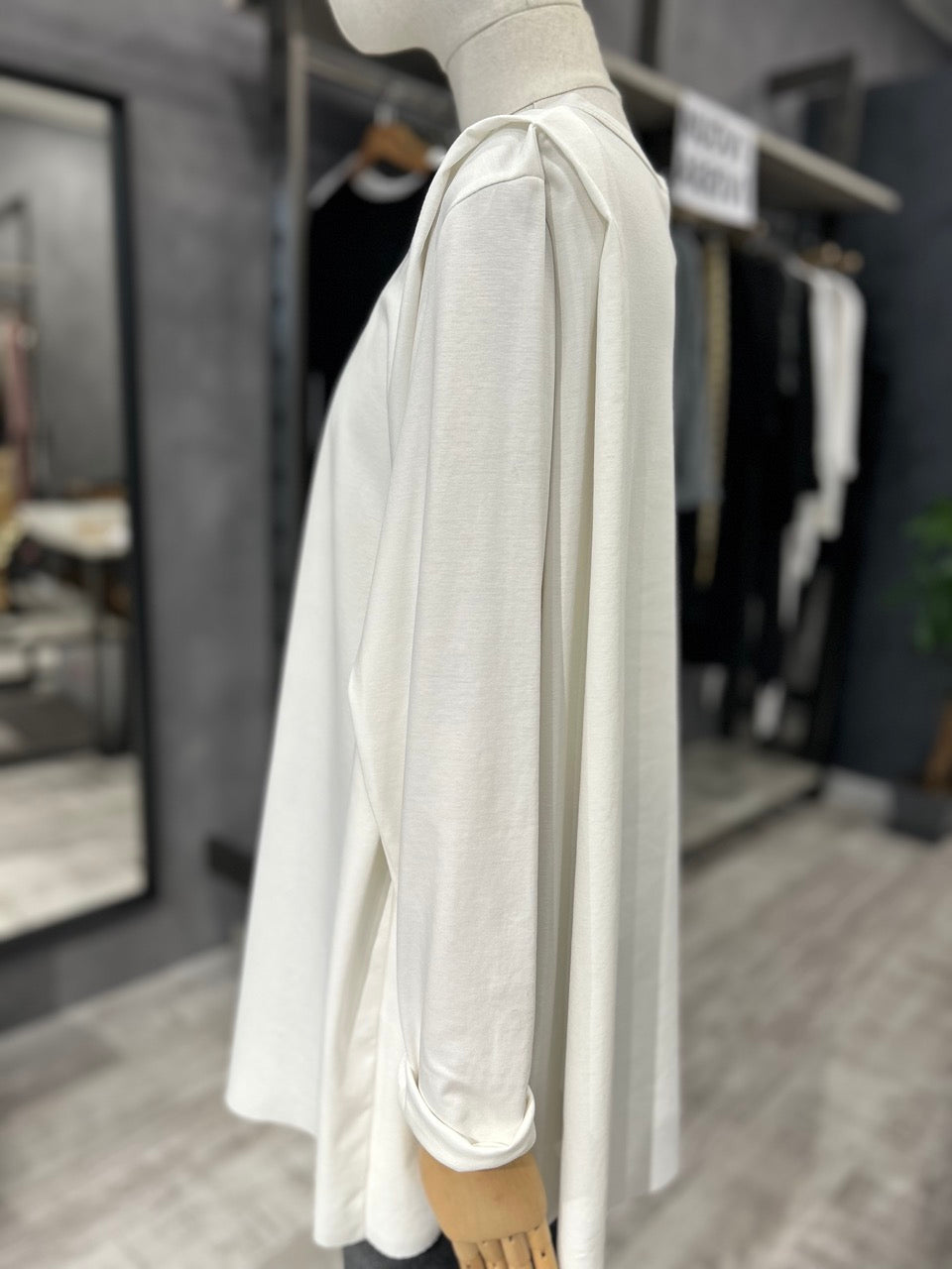 Maglia bianca con pieghe sulla spalla