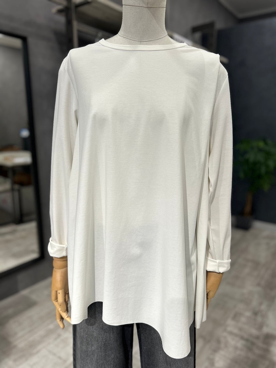 Maglia bianca con pieghe sulla spalla