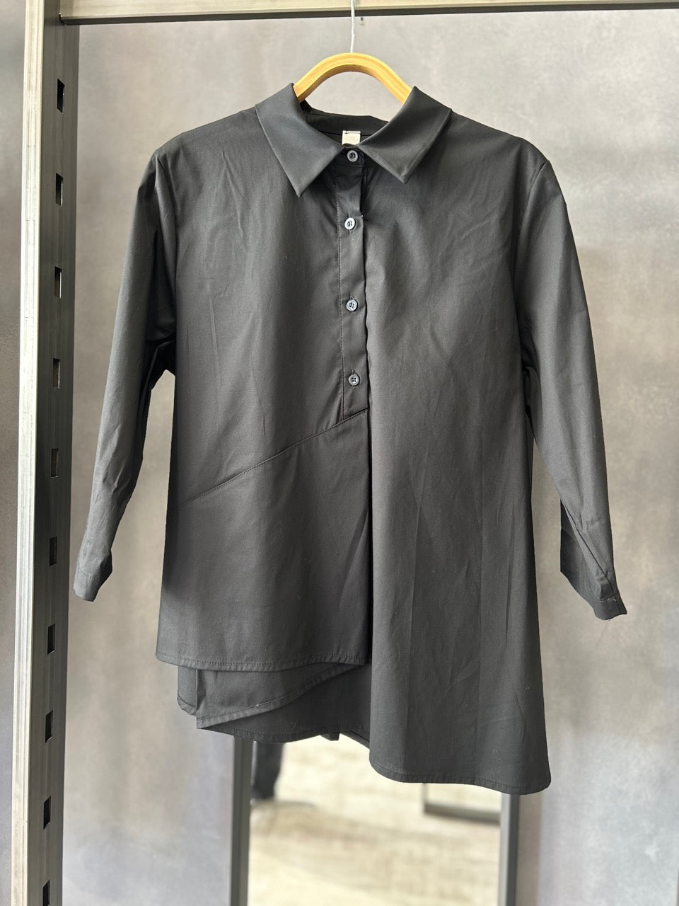 Camicia nera asimmetrica