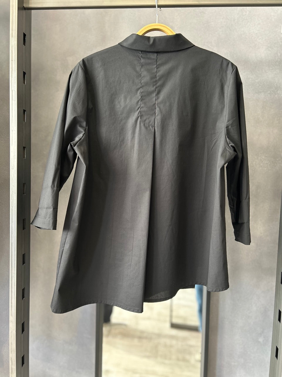 Camicia nera asimmetrica