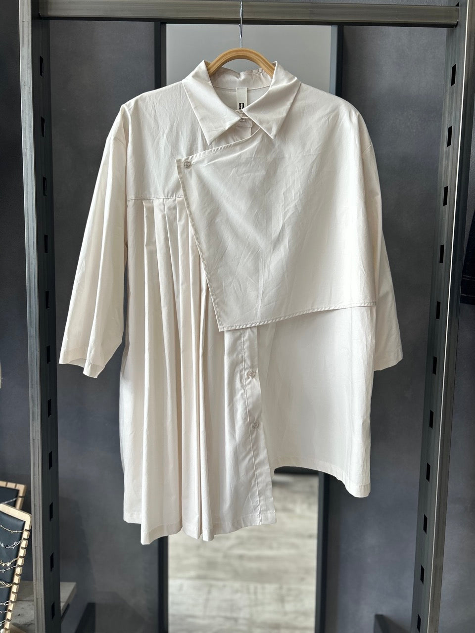 Camicia asimmetrica con pieghe