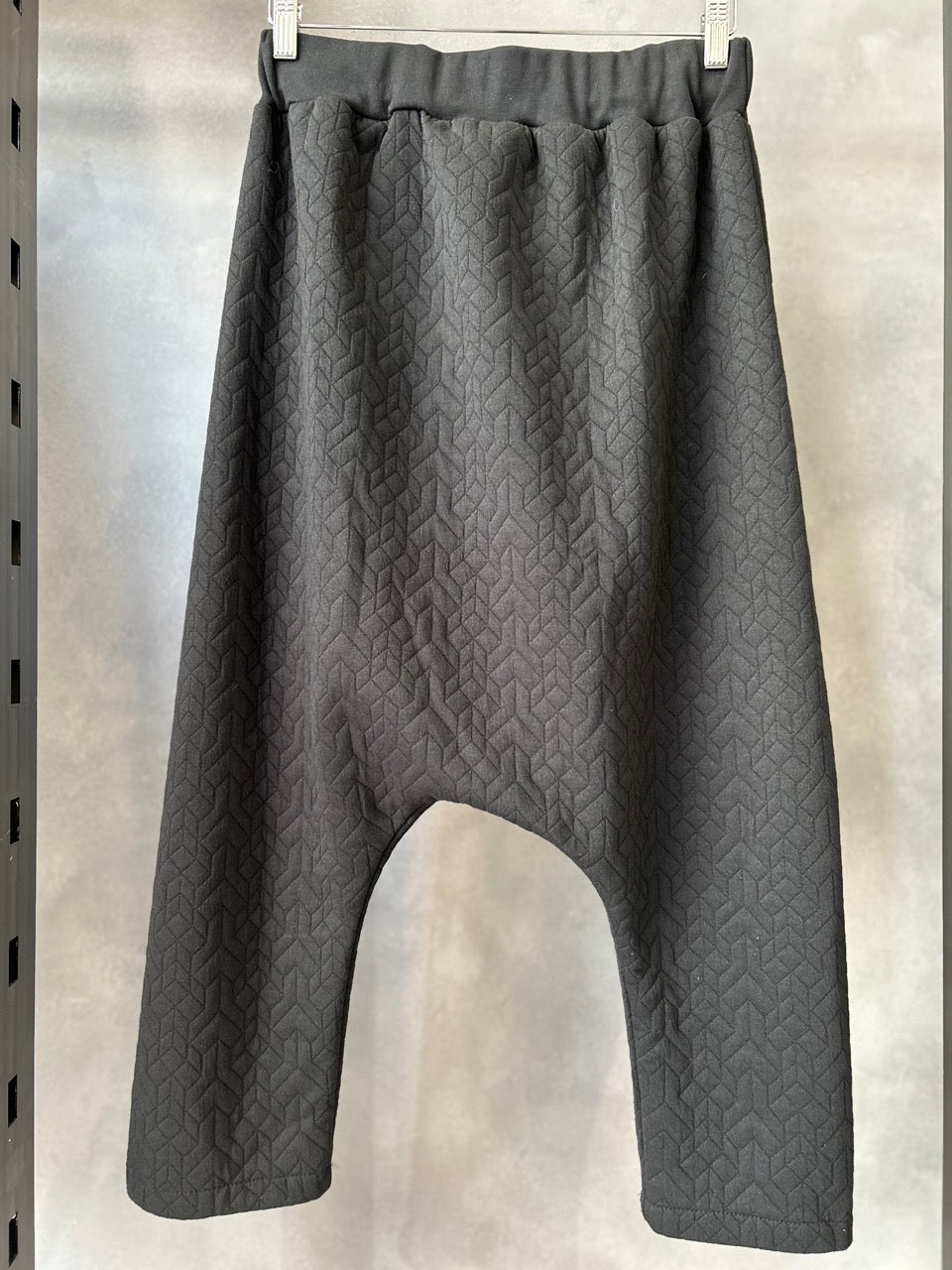 Pantaloni con cavallo basso