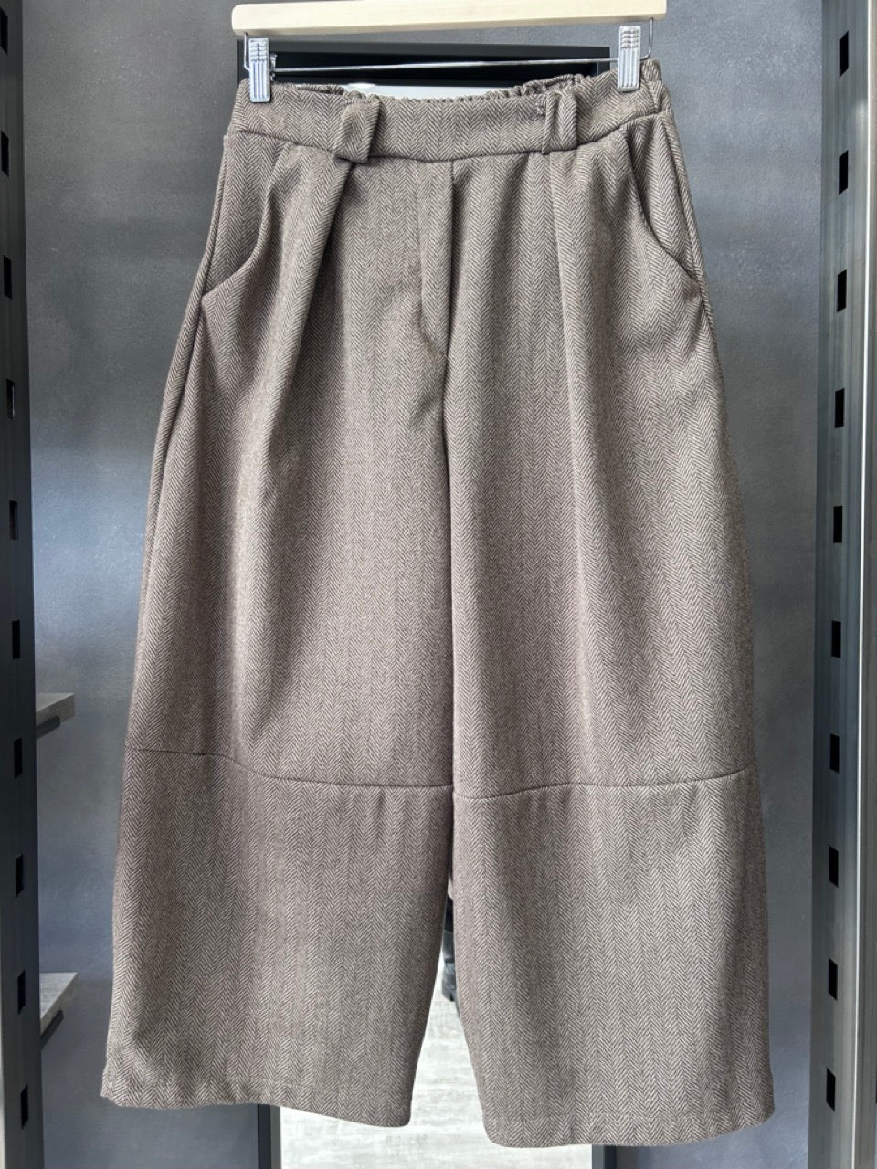 Pantaloni ampi con fantasia a spina di pesce