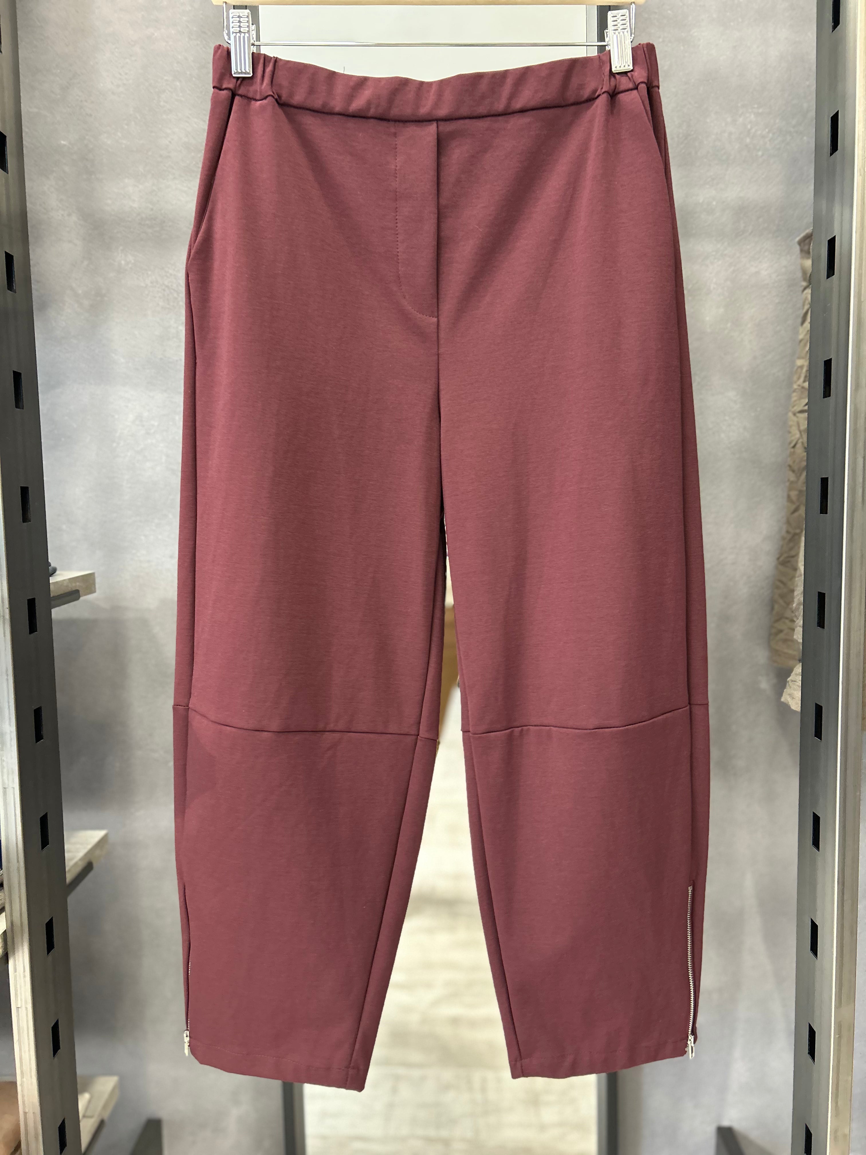 Pantaloni con zip laterale sul fondo
