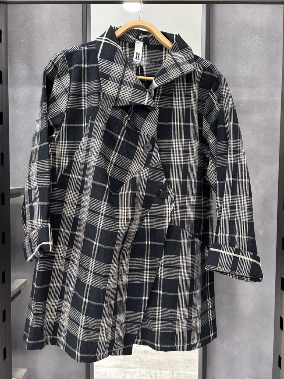 Cappotto corto a quadri con chiusura doppiopetto