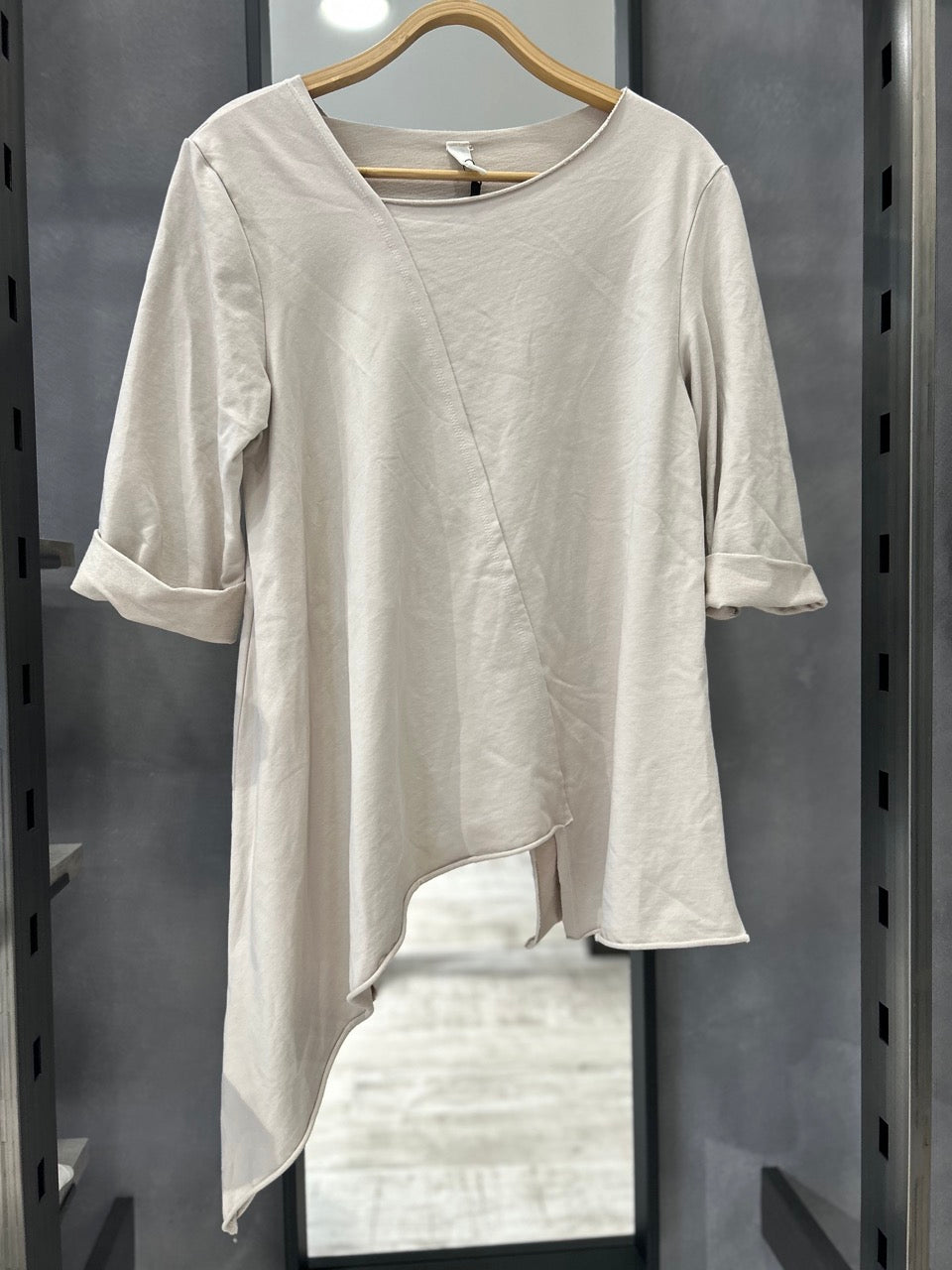 Maglia con taglio diagonale