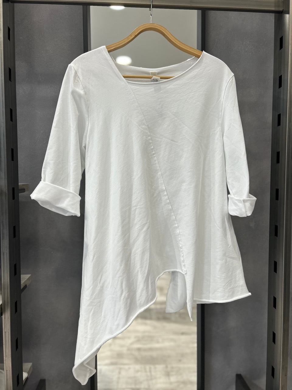 Maglia con taglio diagonale
