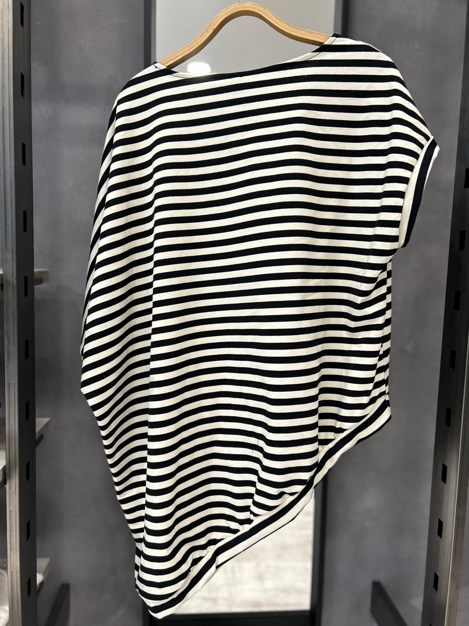 Maglia asimmetrica a righe