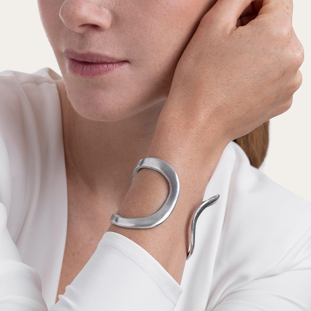Bracciale rigido silhouette sinuosa