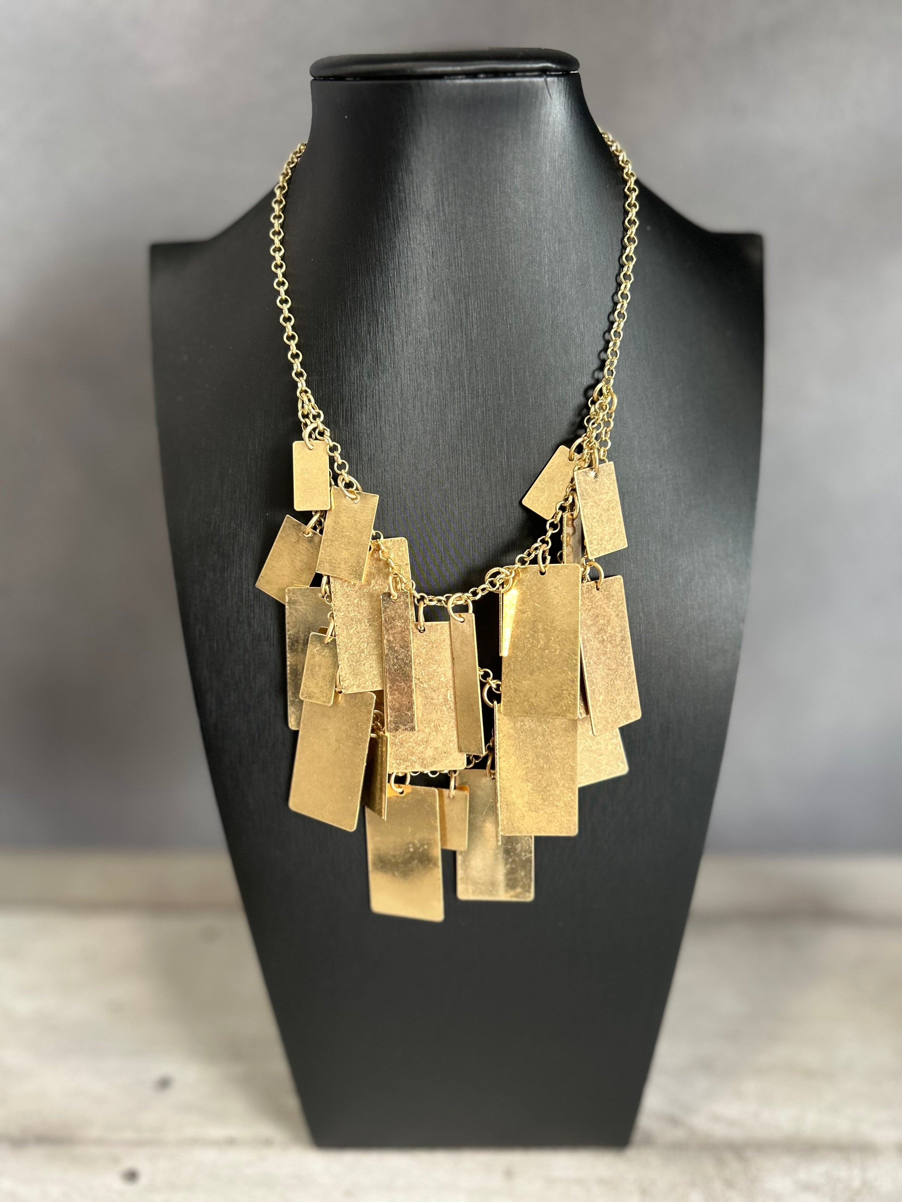 Collana con pendenti geometrici in metallo dorato