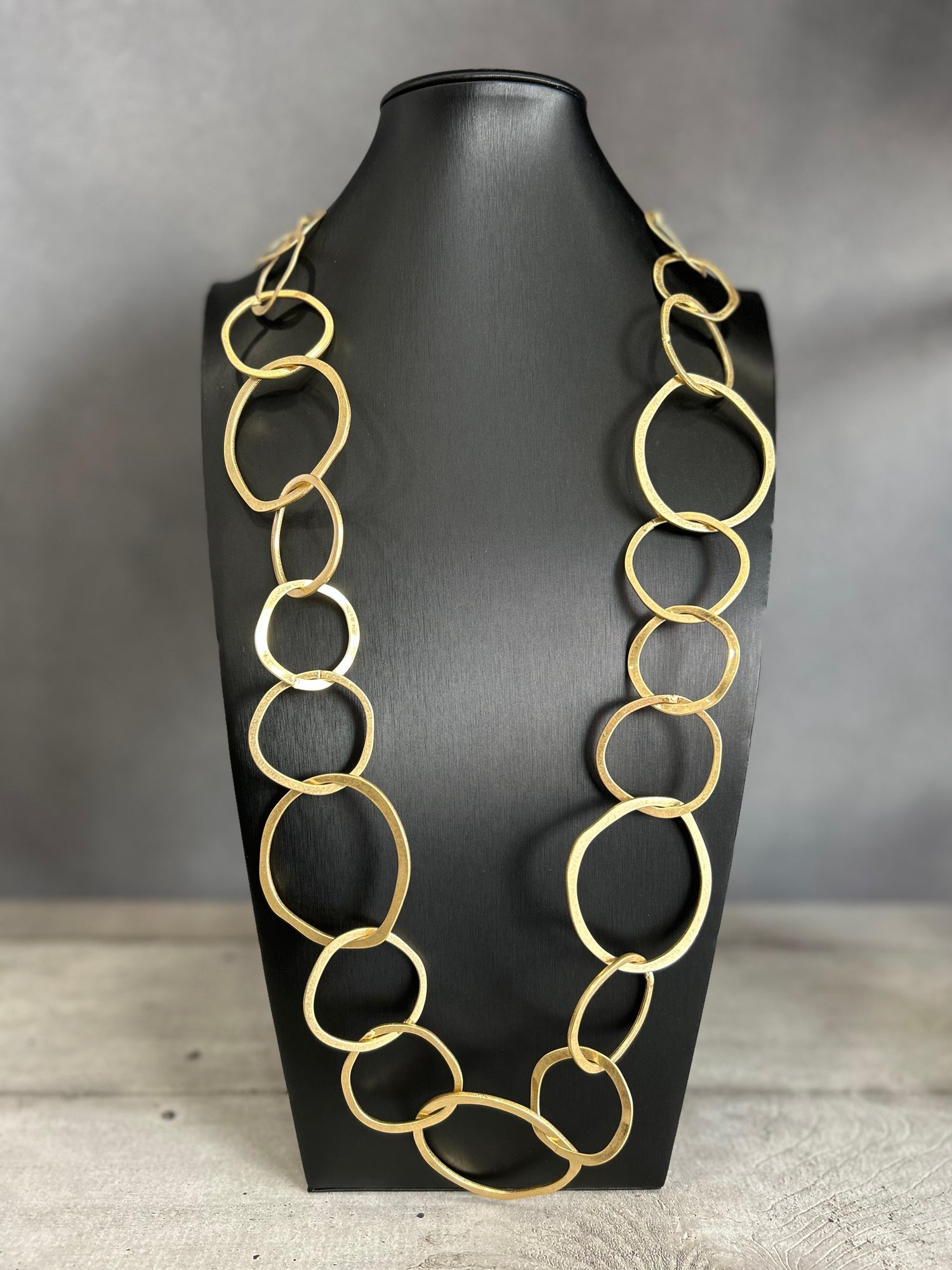 Collana lunga con maglie irregolari in metallo dorato