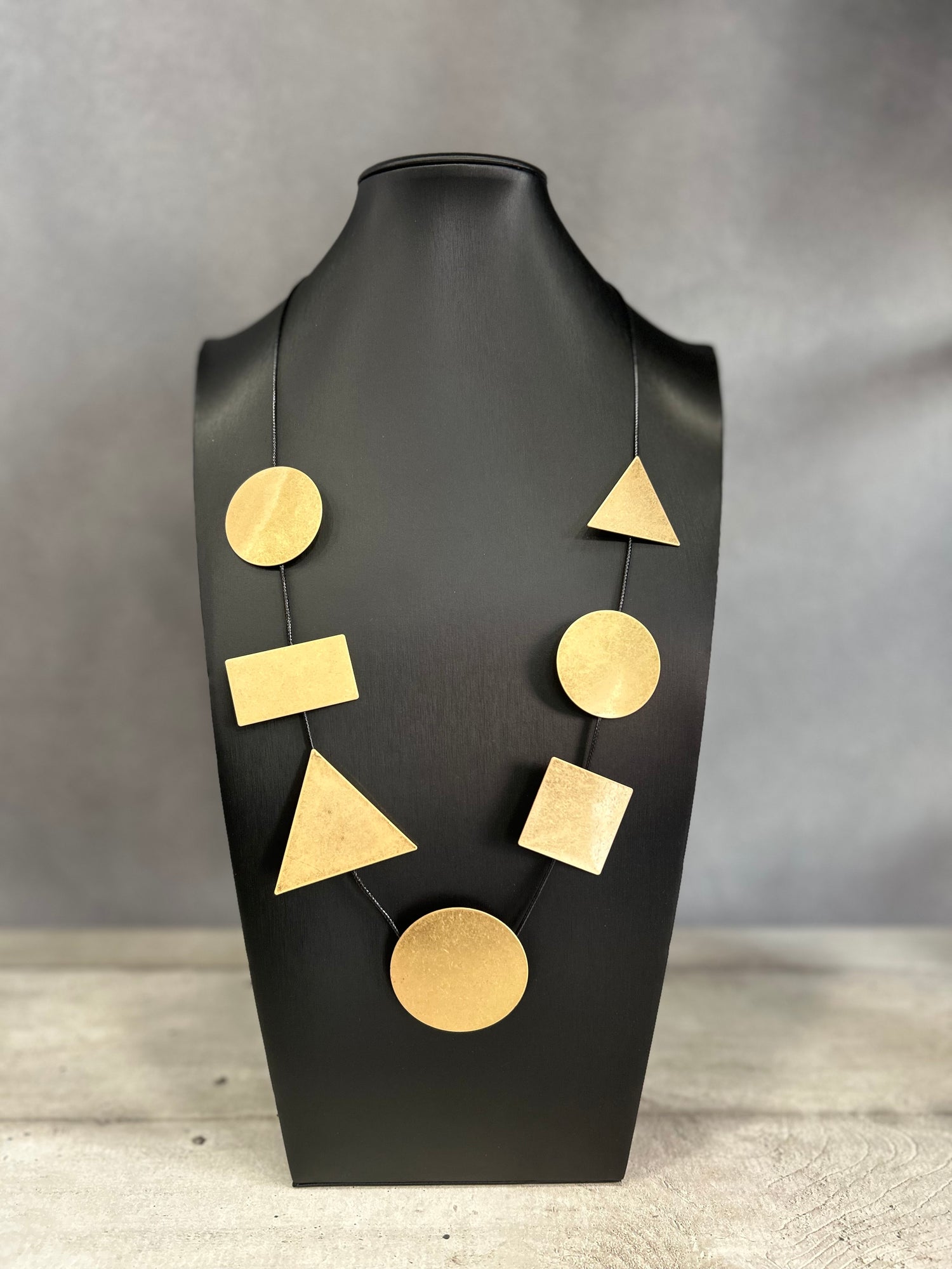 Collana lunga co forme geometriche in metallo dorato