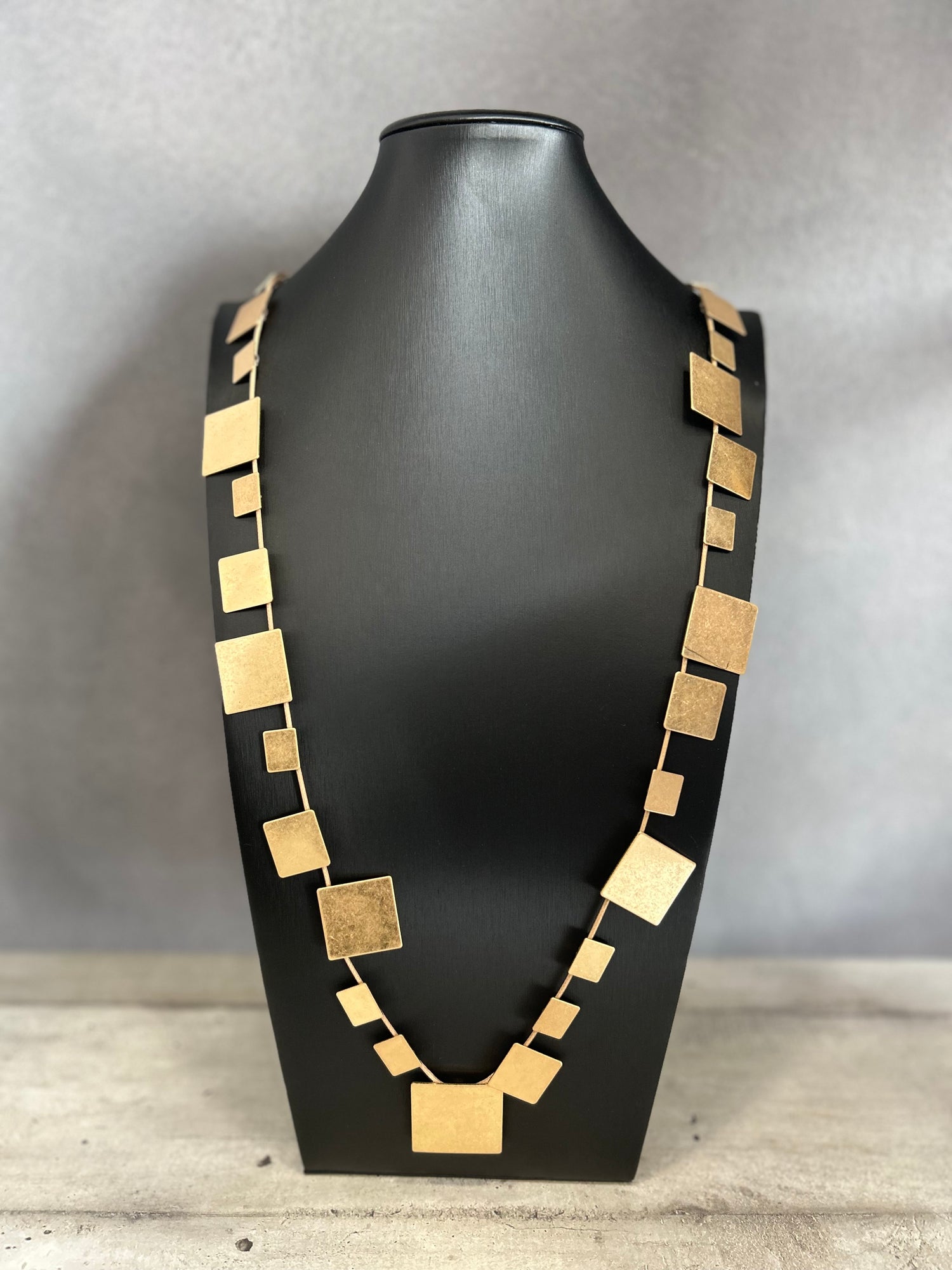 Collana lunga con elementi quadrati in metallo dorato