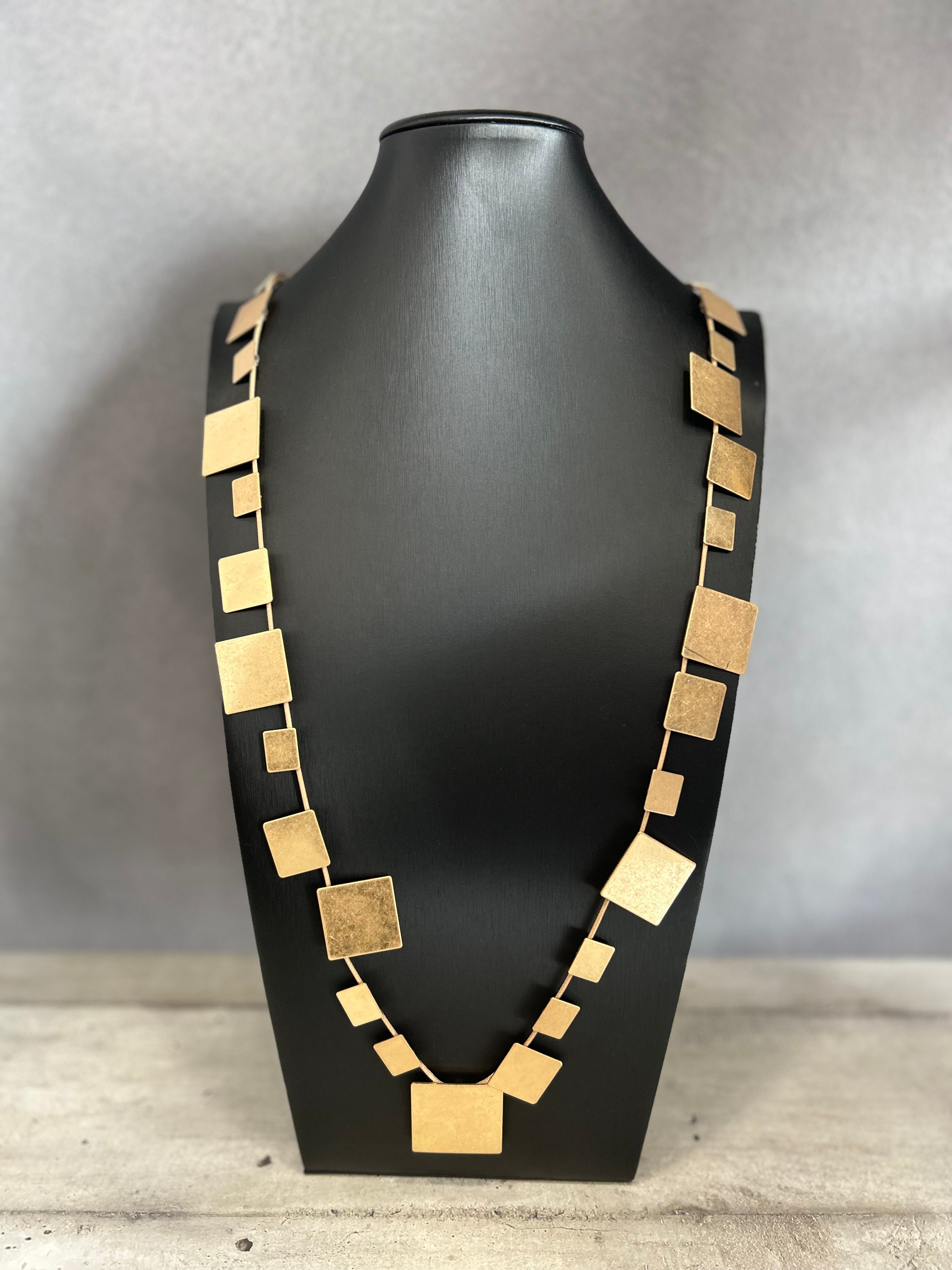 Collana lunga con elementi quadrati in metallo dorato