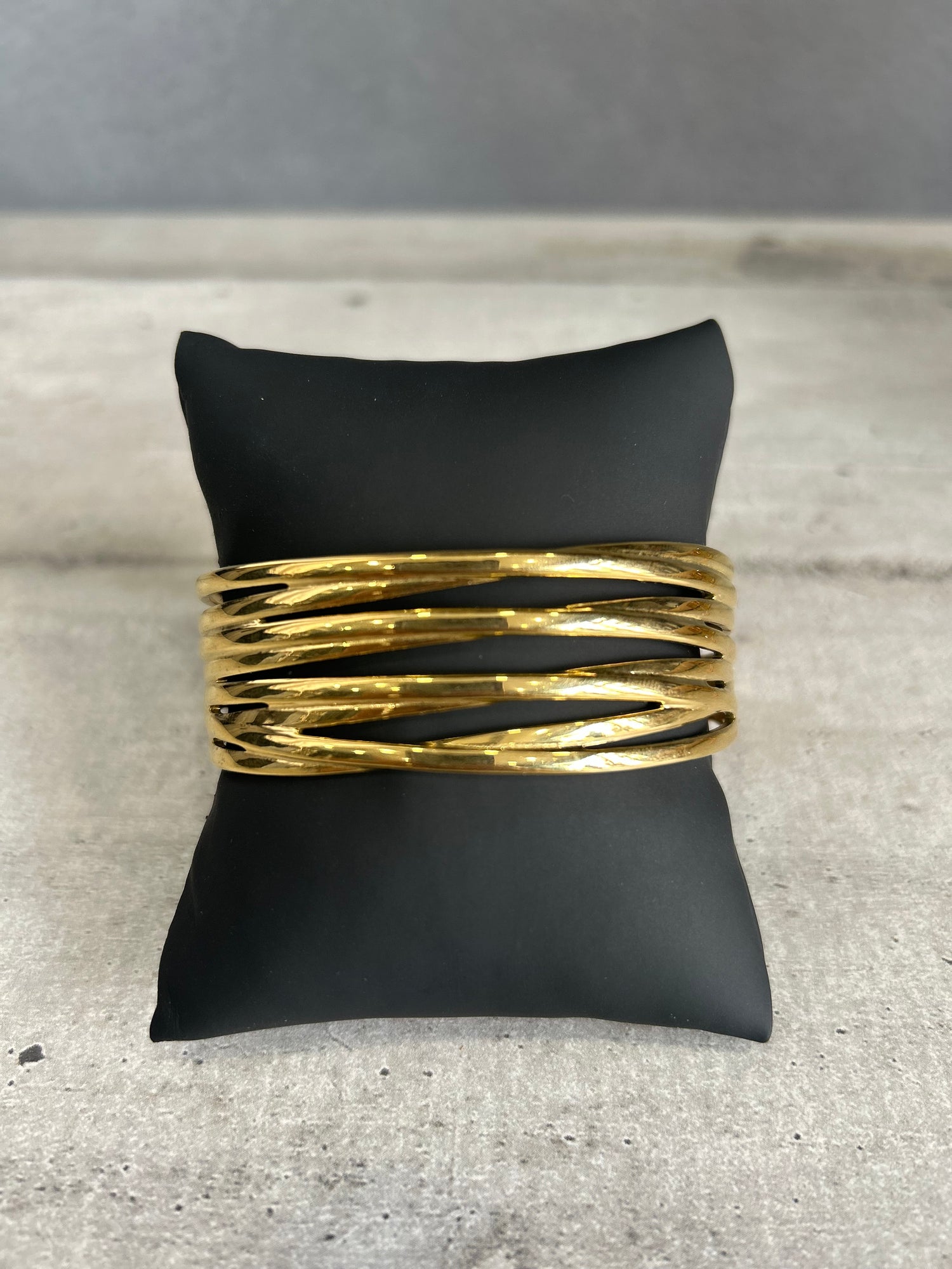 Bracciale rigido in acciaio dorato