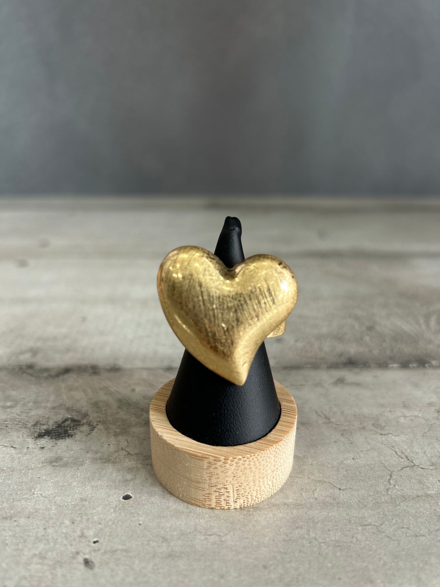 Anello elastico con cuore bombato in metallo dorato
