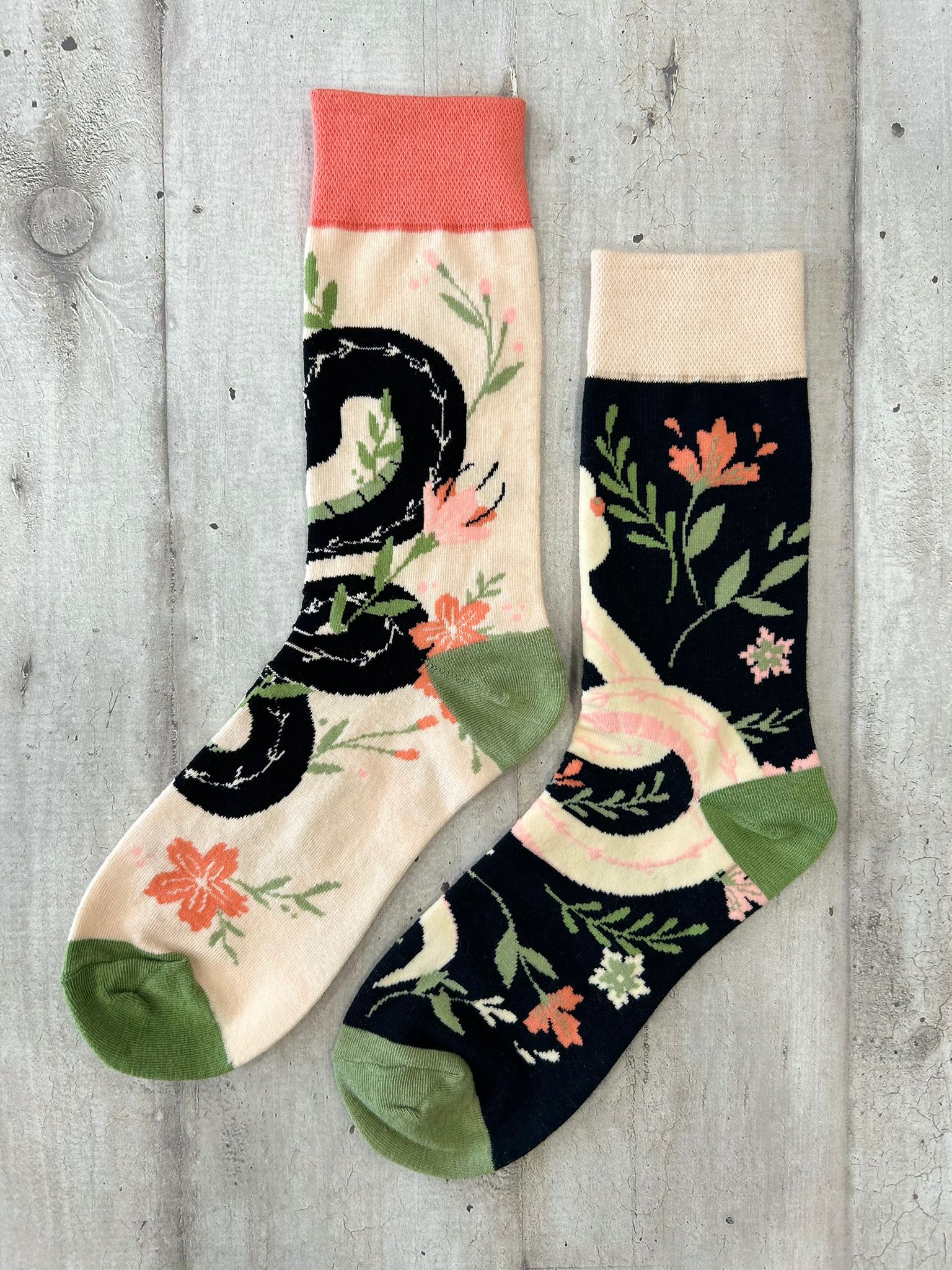 Calzini spaiati serpenti e fiori