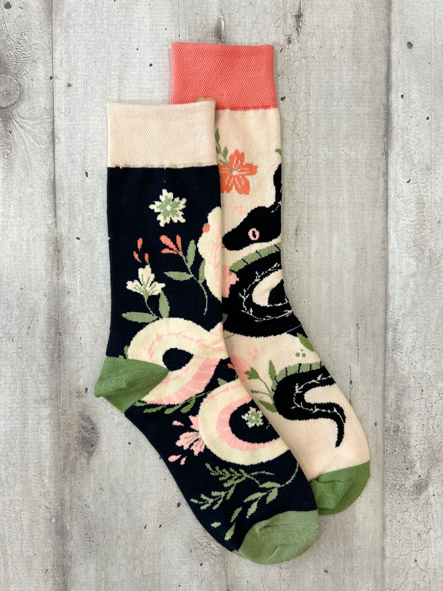 Calzini spaiati serpenti e fiori