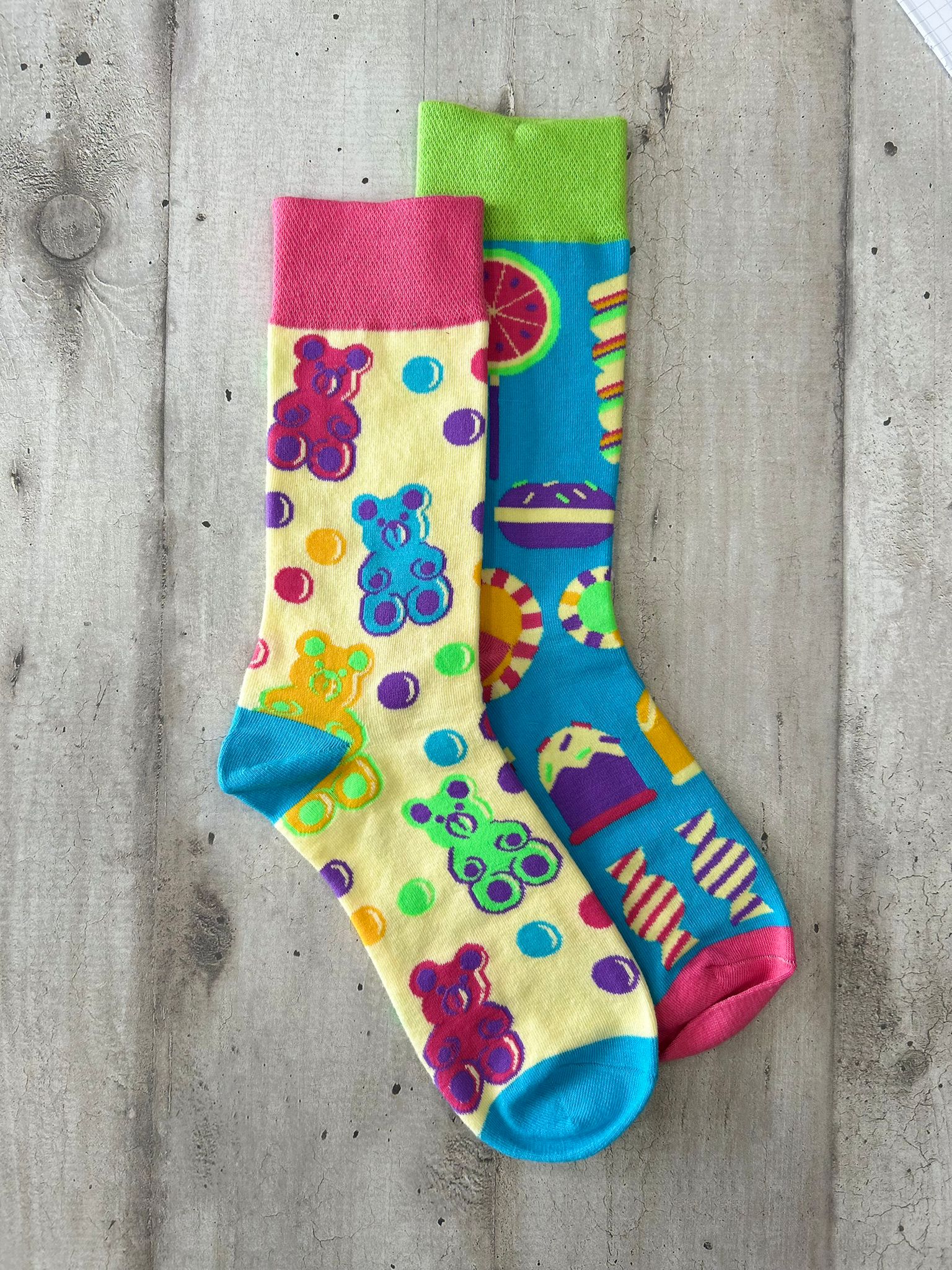 Calzini spaiati con orsetti gommosi e caramelle