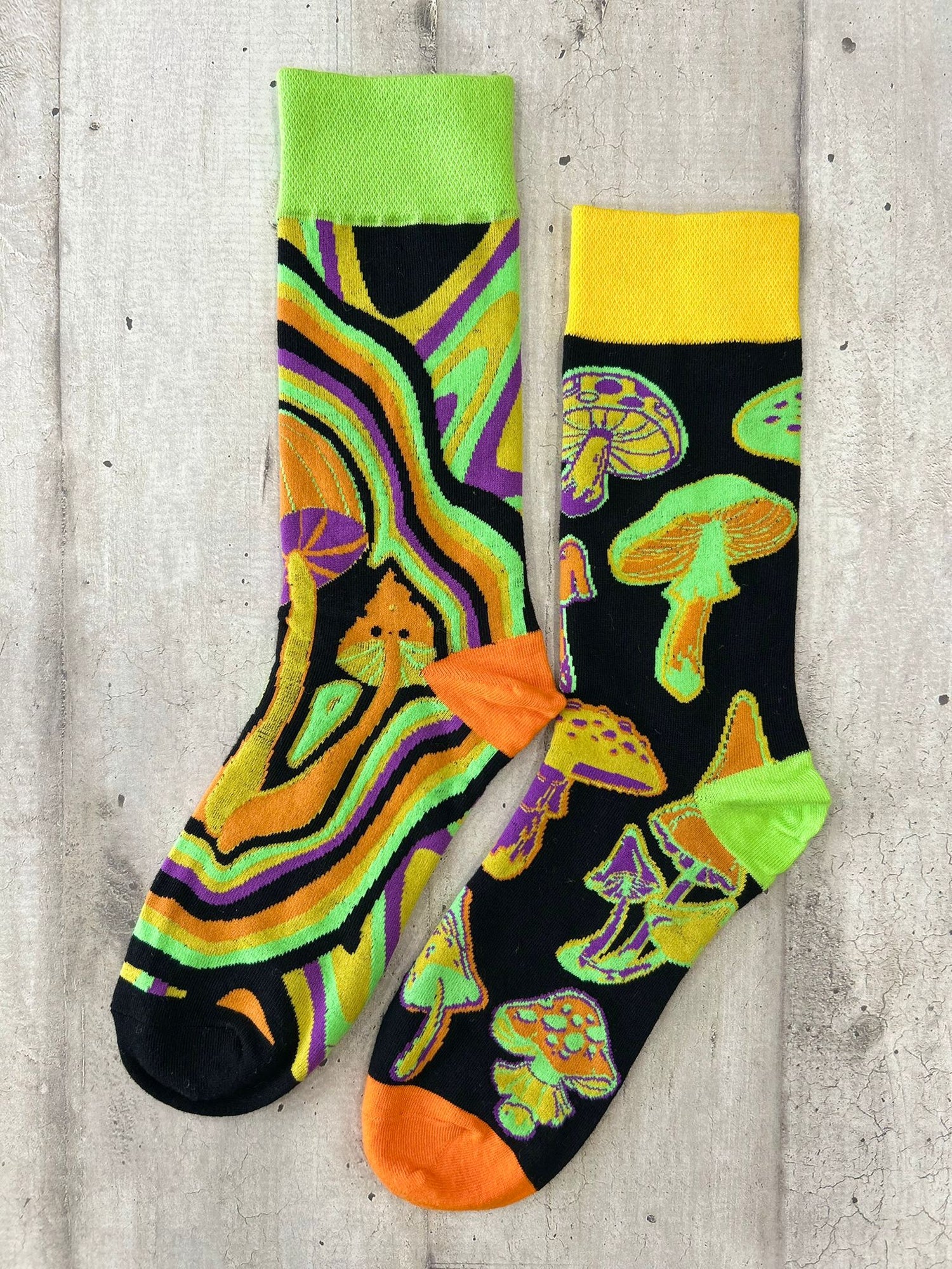Calzini spaiati psichedelici con funghi colorati