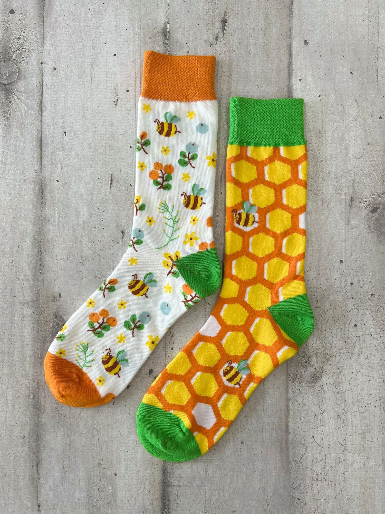 Calzini spaiati con api e alveare