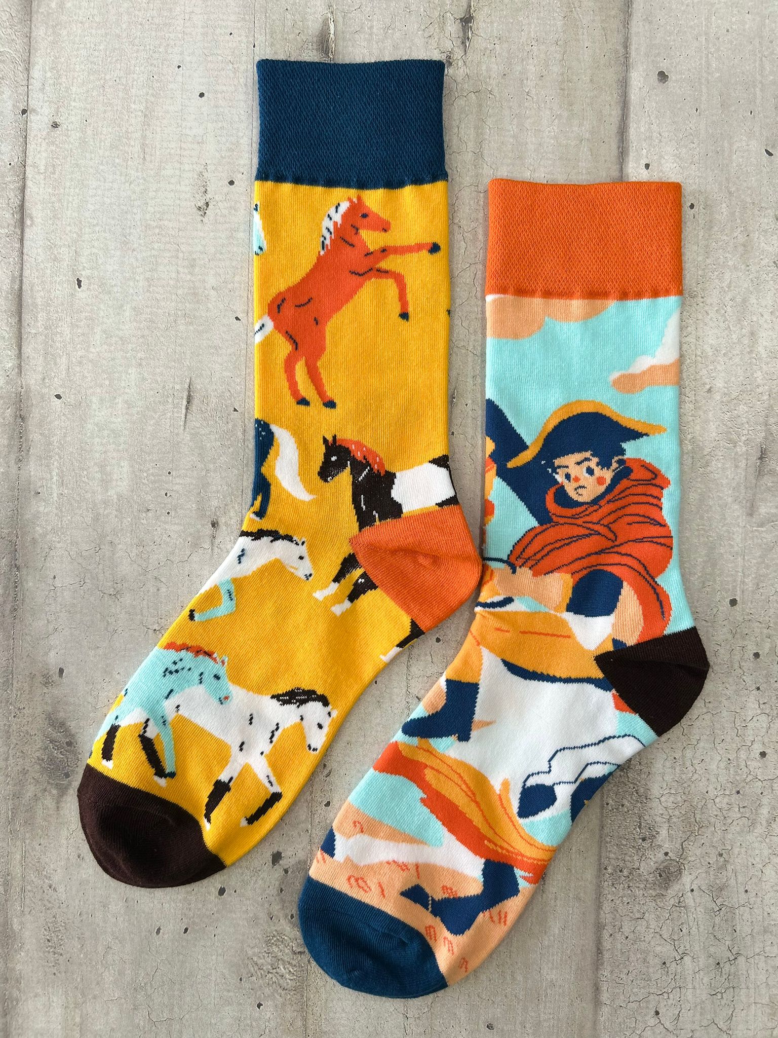 Calzini spaiati cavalli e cavalieri