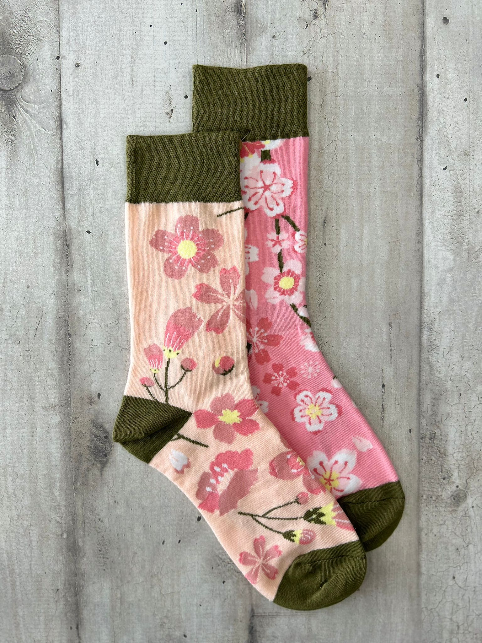 Calzini spaiati con fiori di ciliegio