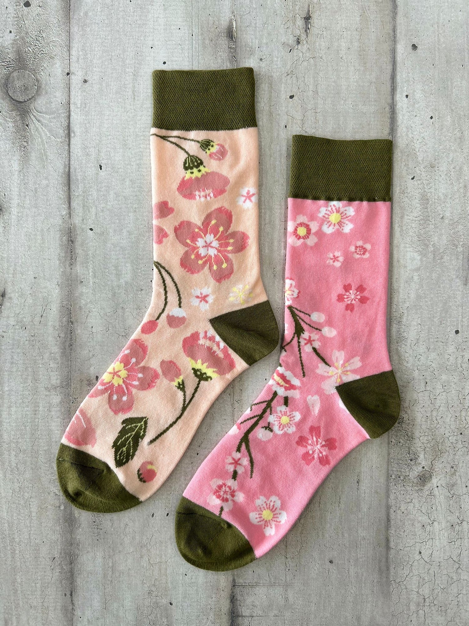 Calzini spaiati con fiori di ciliegio