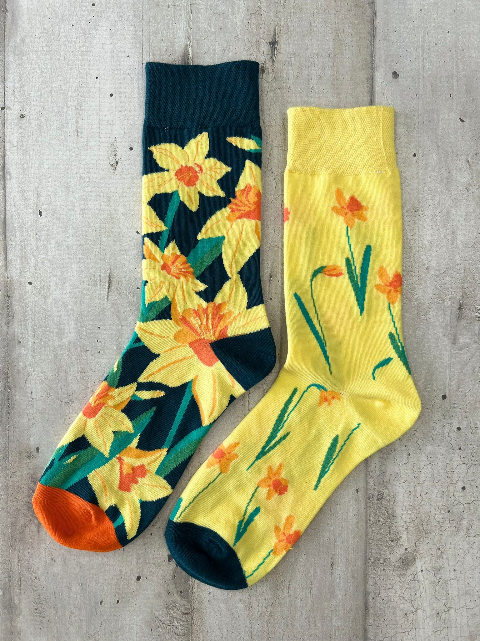 Calzini spaiati con narcisi