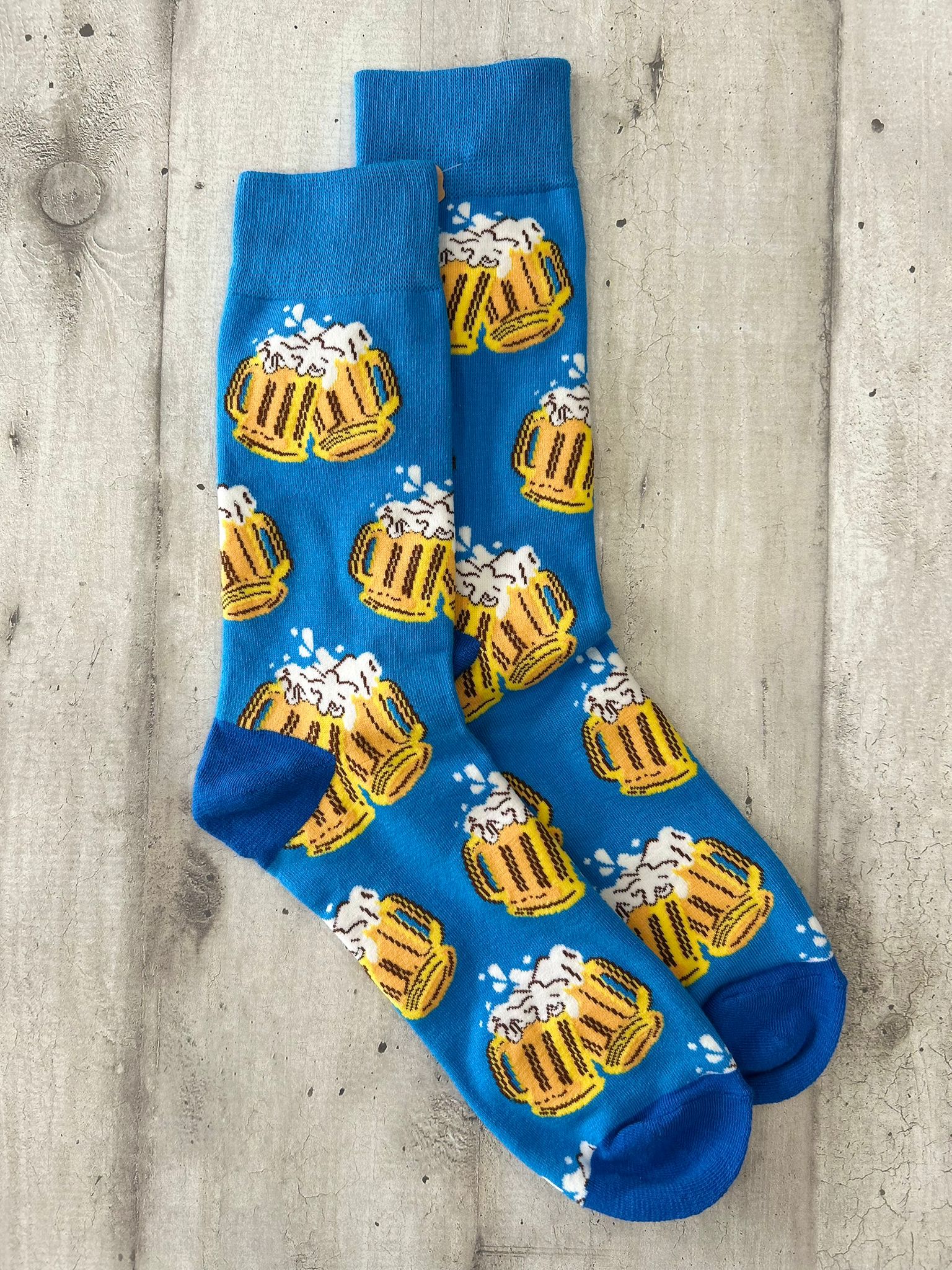 Calzini azzurri con boccali di birra