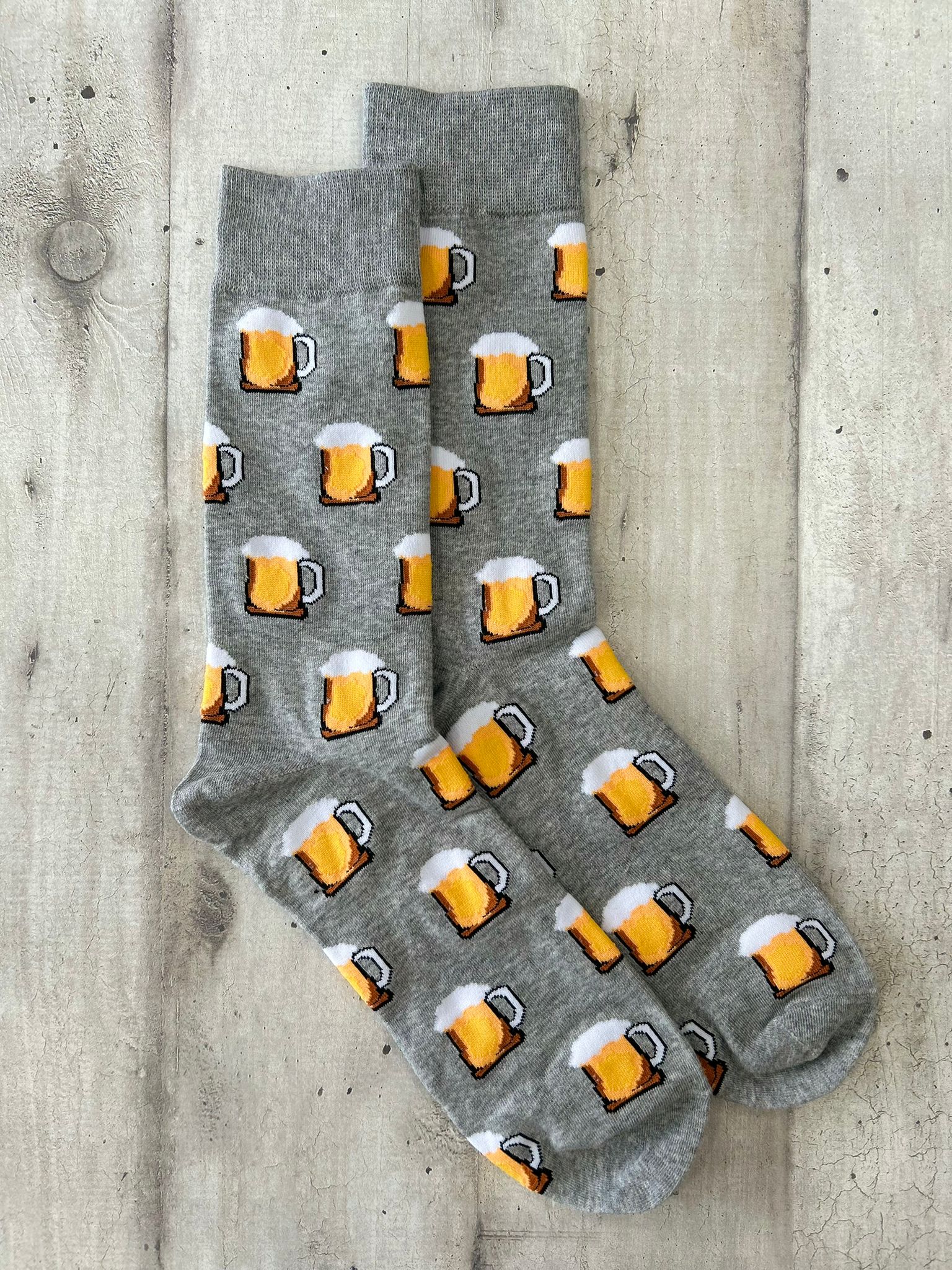 Calzini grigi con boccali di birra