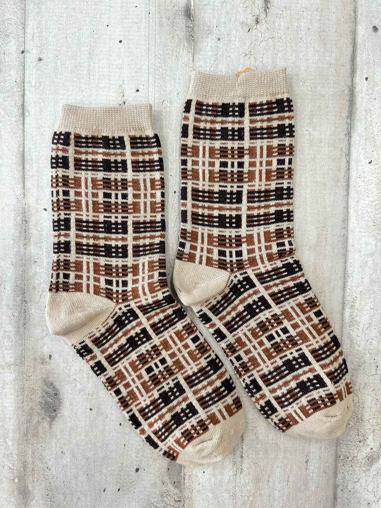 Calzini beige con motivo geometrico a quadri marroni e neri