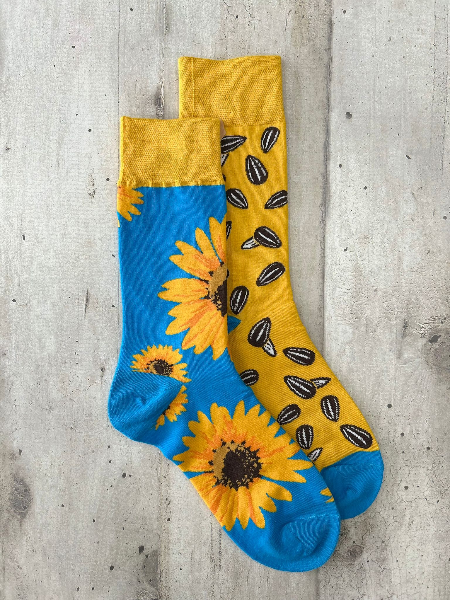 Calzini spaiati con girasoli e semi