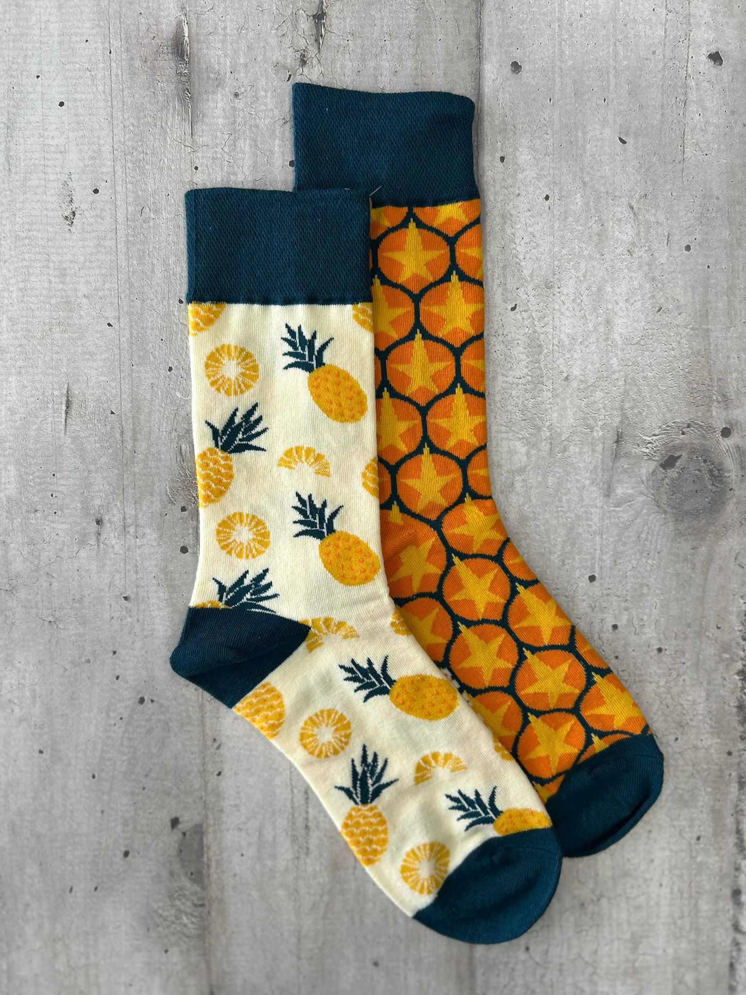 Calzini spaiati con ananas