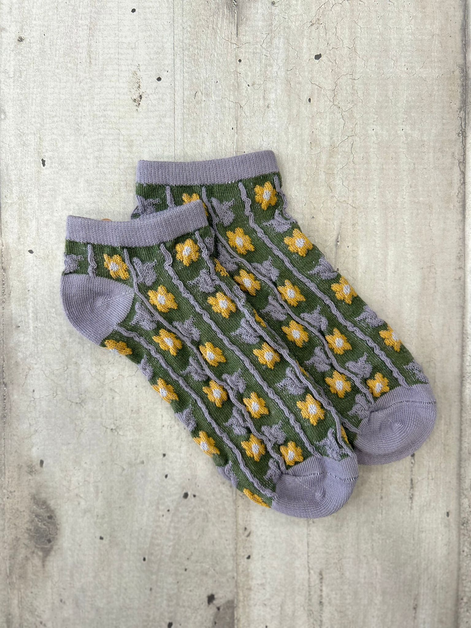 Calzini ricamati con fiori gialli