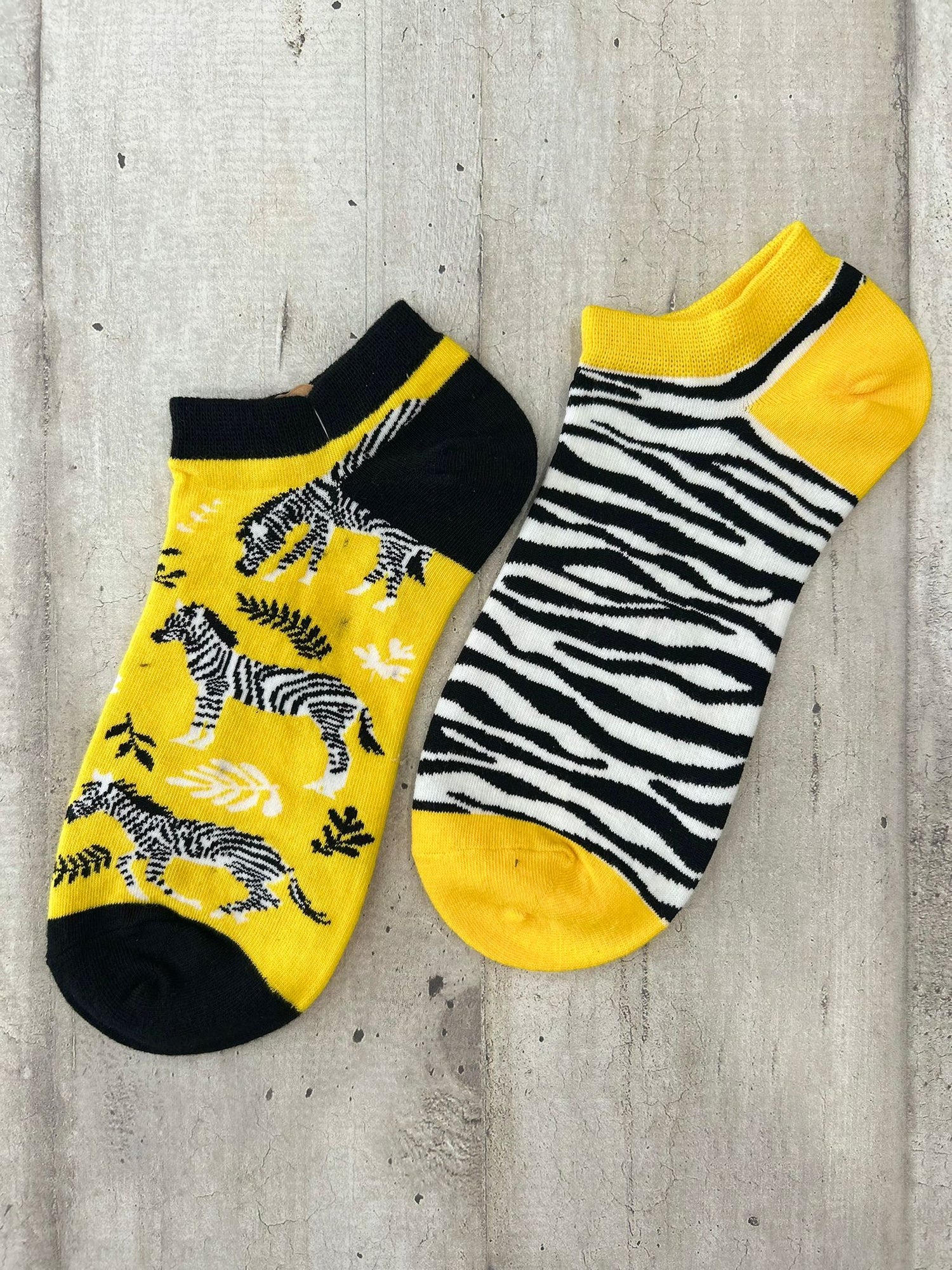 Calzini spaiati con zebre