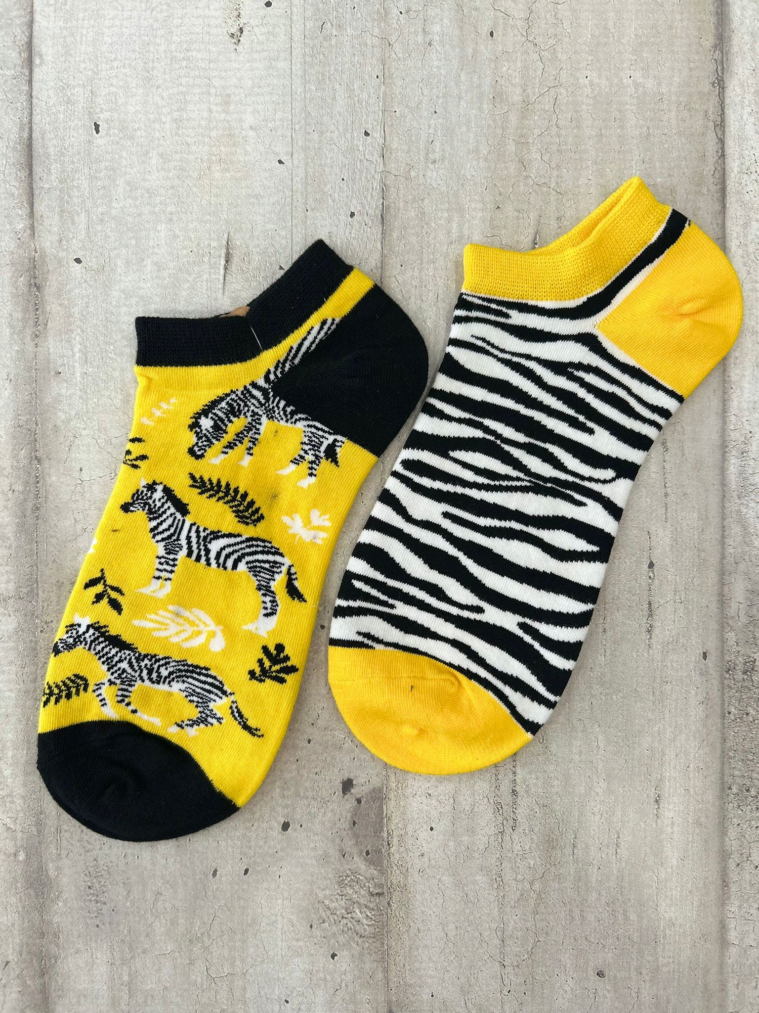 Calzini spaiati con zebre