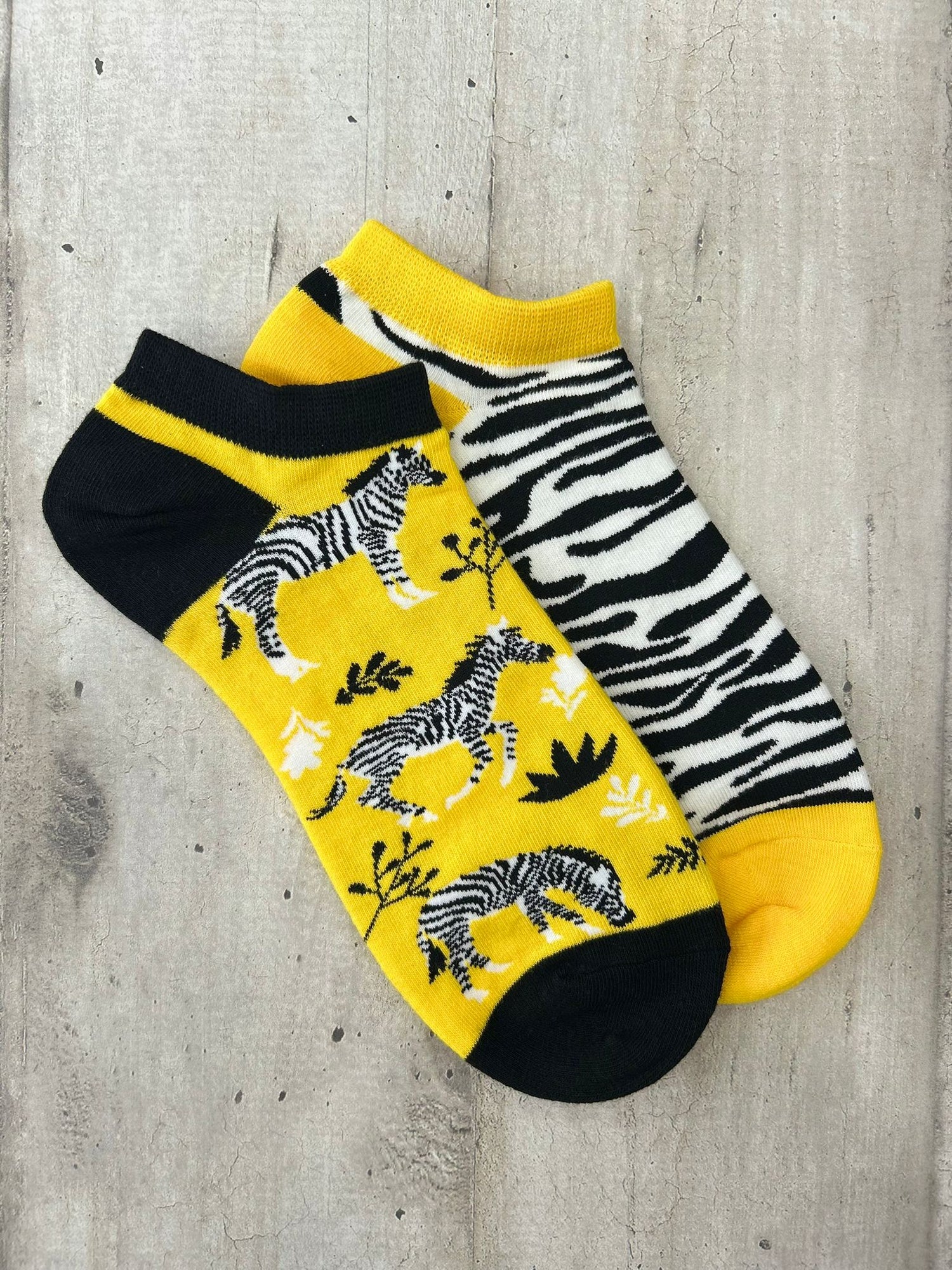 Calzini spaiati con zebre