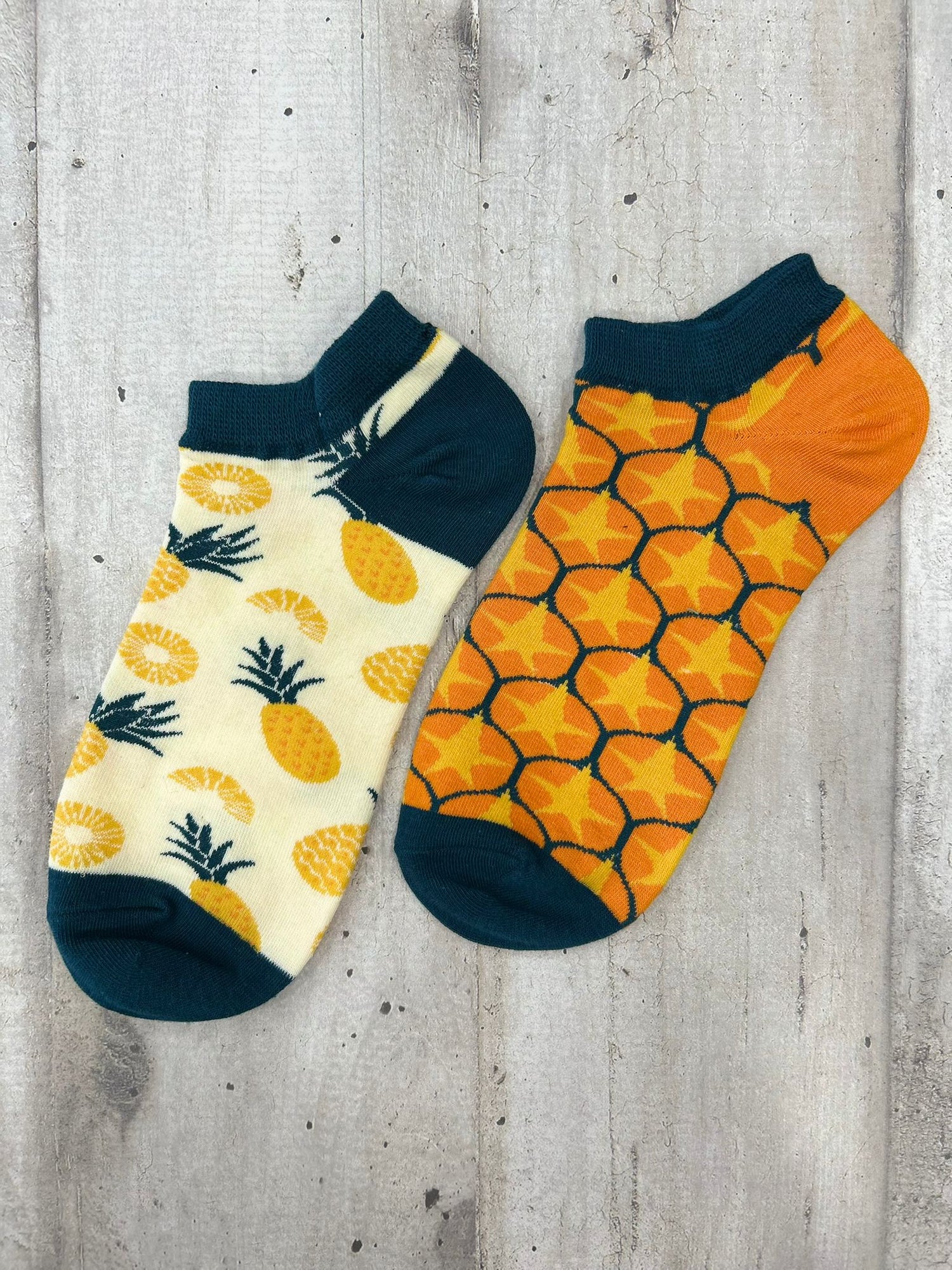 Calzini spaiati con ananas