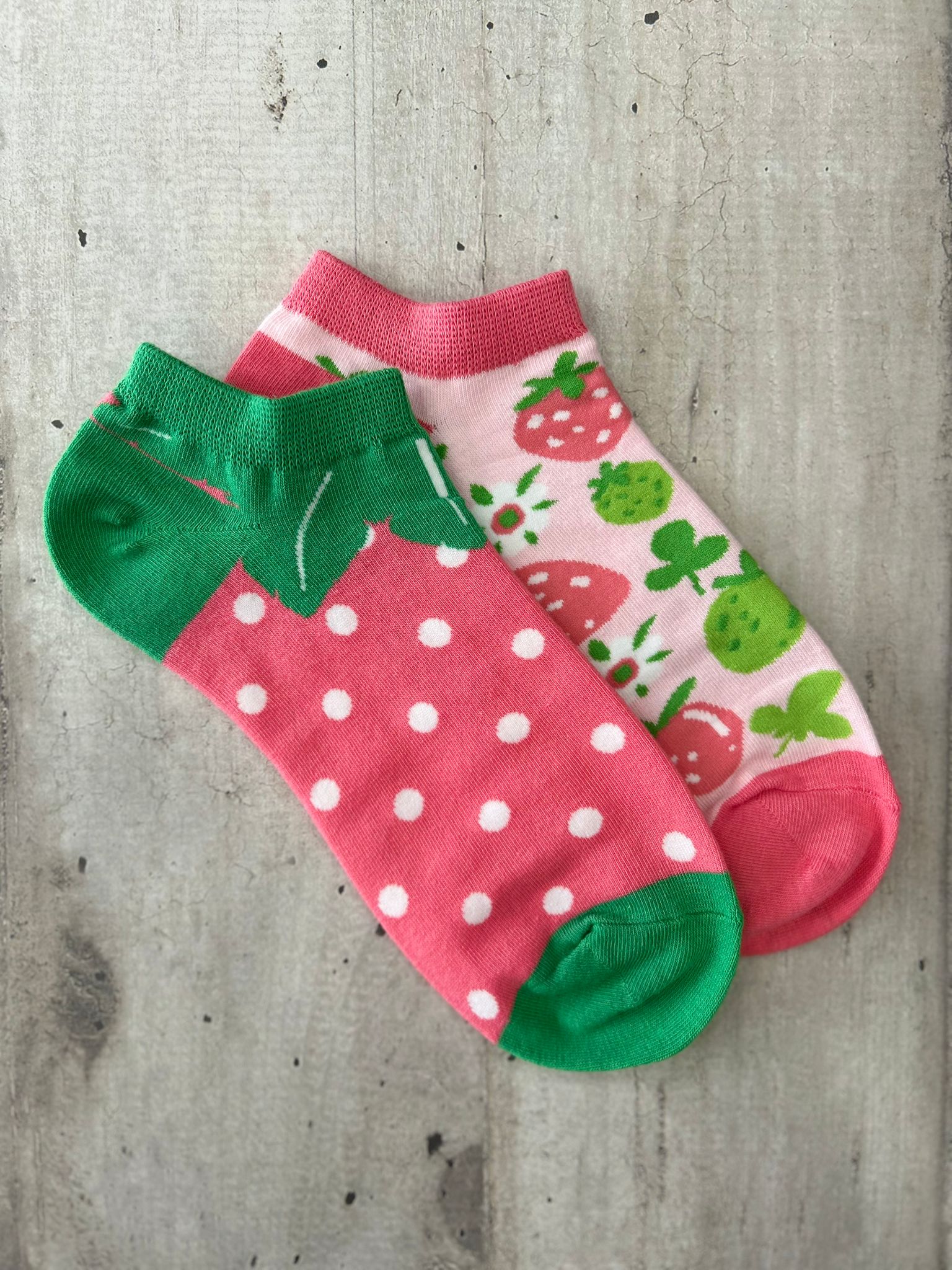 Calzini spaiati con fragole