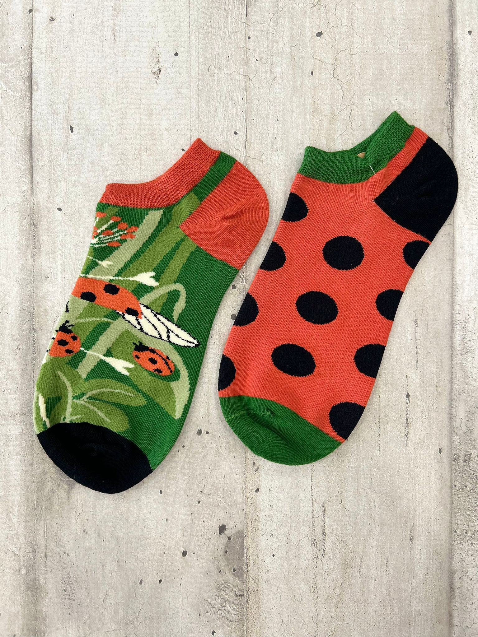 Calzini spaiati con coccinelle