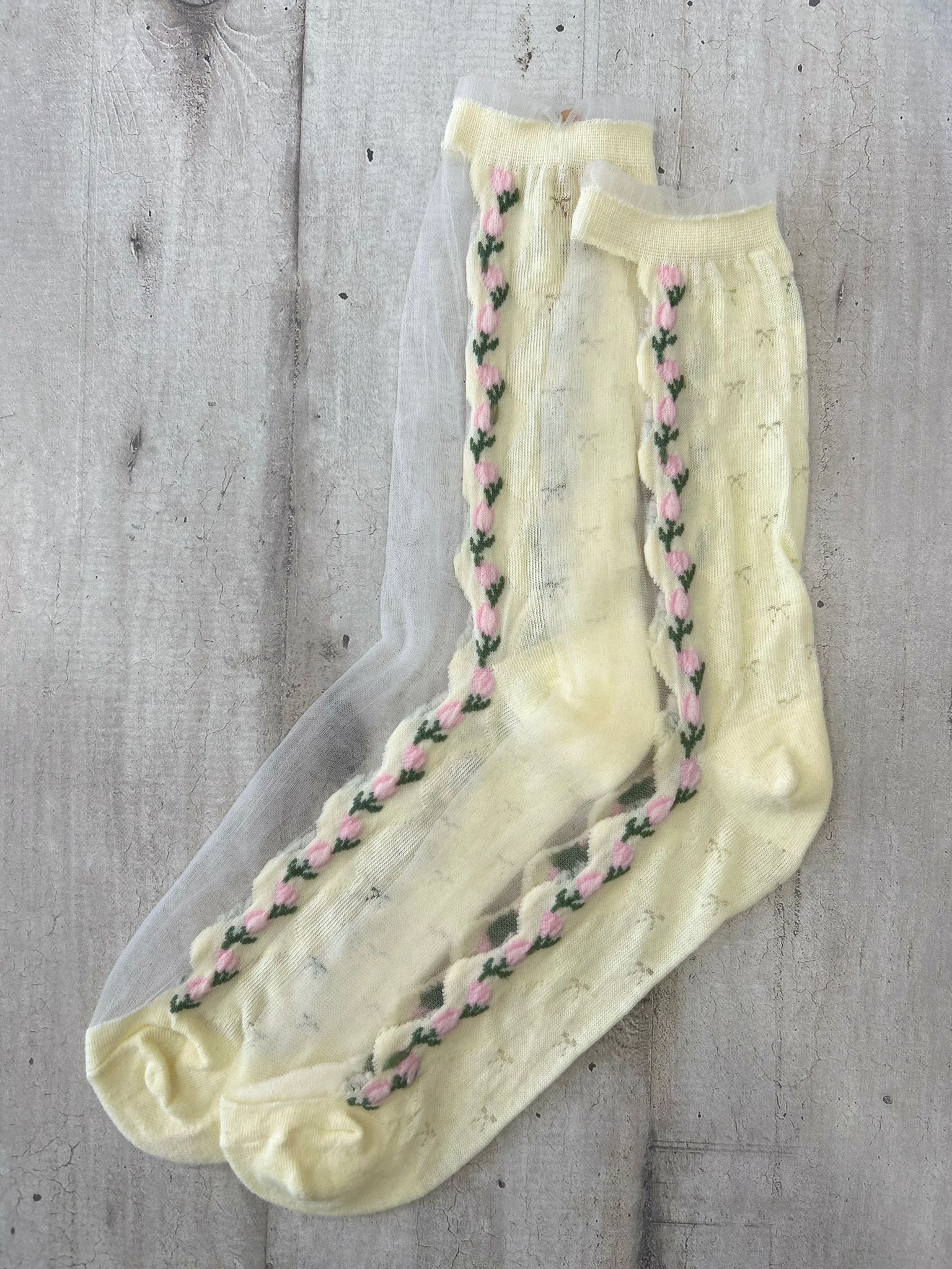 Calzini trasparenti gialli con ricamo floreale rosa