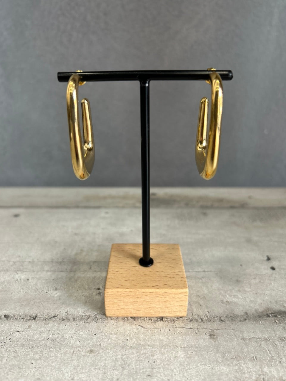 Orecchini dal design geometrico in acciaio dorato