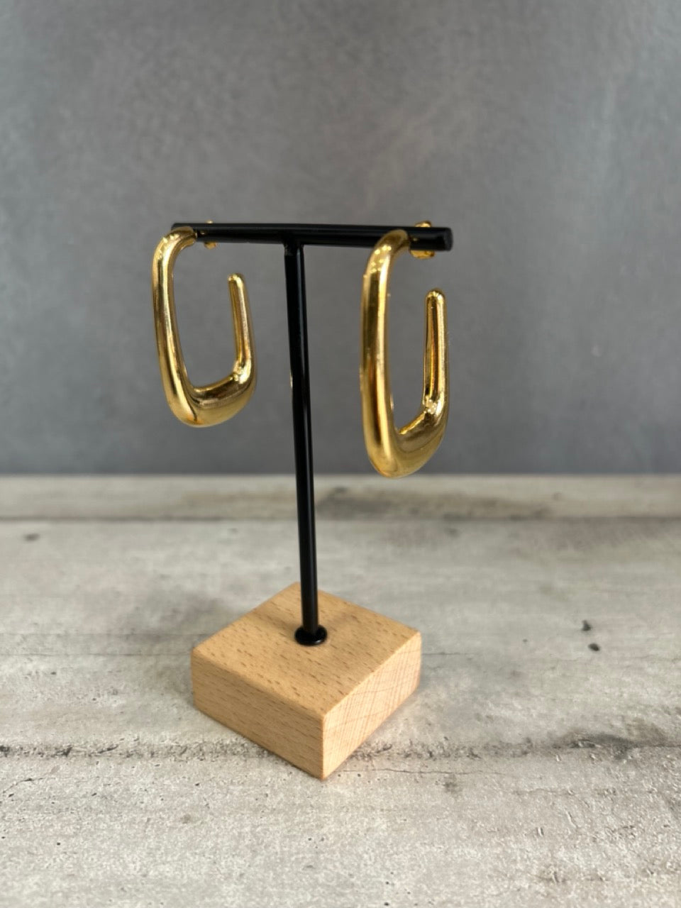 Orecchini dal design geometrico in acciaio dorato