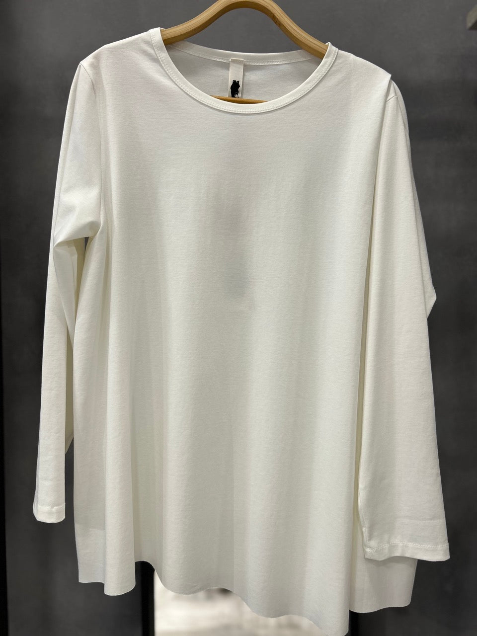 Maglia bianca con pieghe sulla spalla