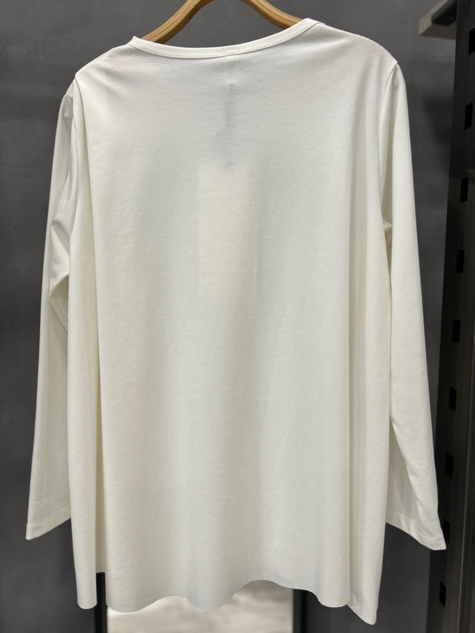 Maglia bianca con pieghe sulla spalla