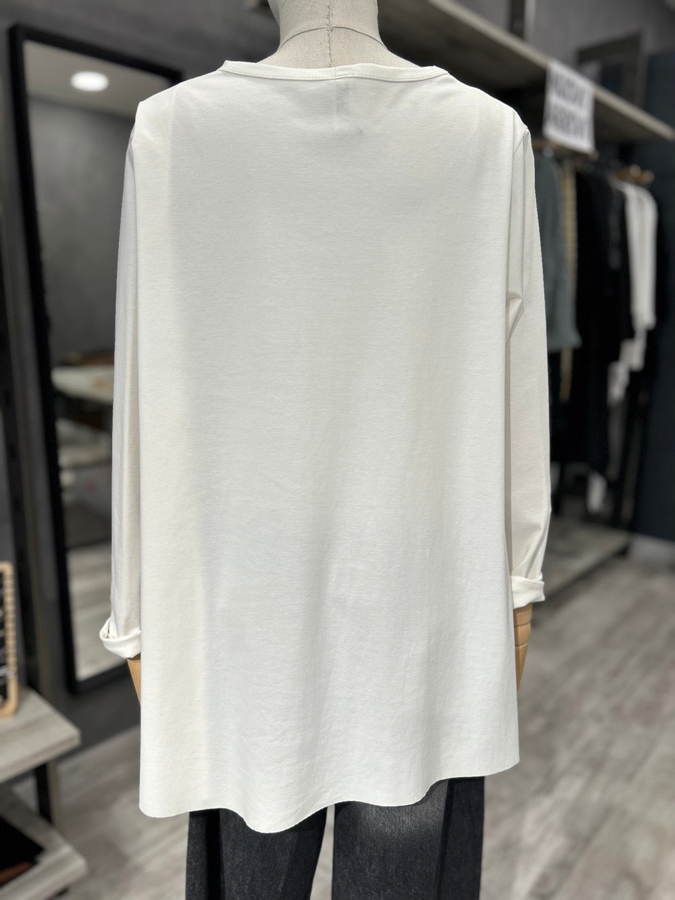 Maglia bianca con pieghe sulla spalla