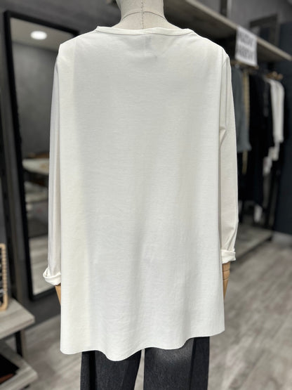 Maglia bianca con pieghe sulla spalla