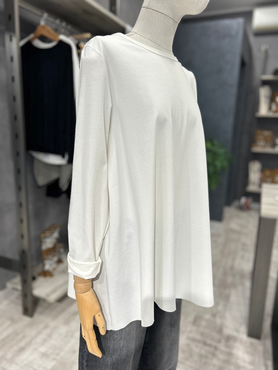 Maglia bianca con pieghe sulla spalla