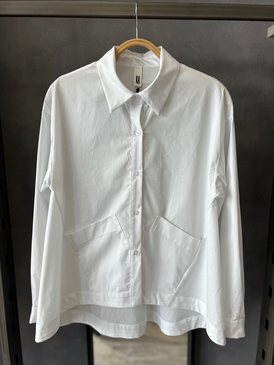 Camicia con tasche frontali